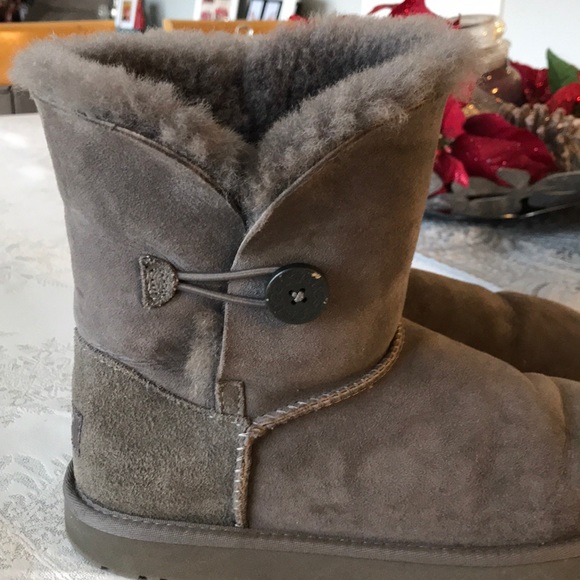 UGGS - Picture 4 of 8